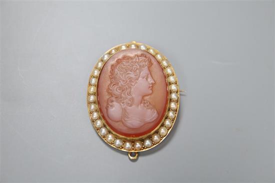 A yellow metal and split pearl set oval hardstone cameo pendant brooch